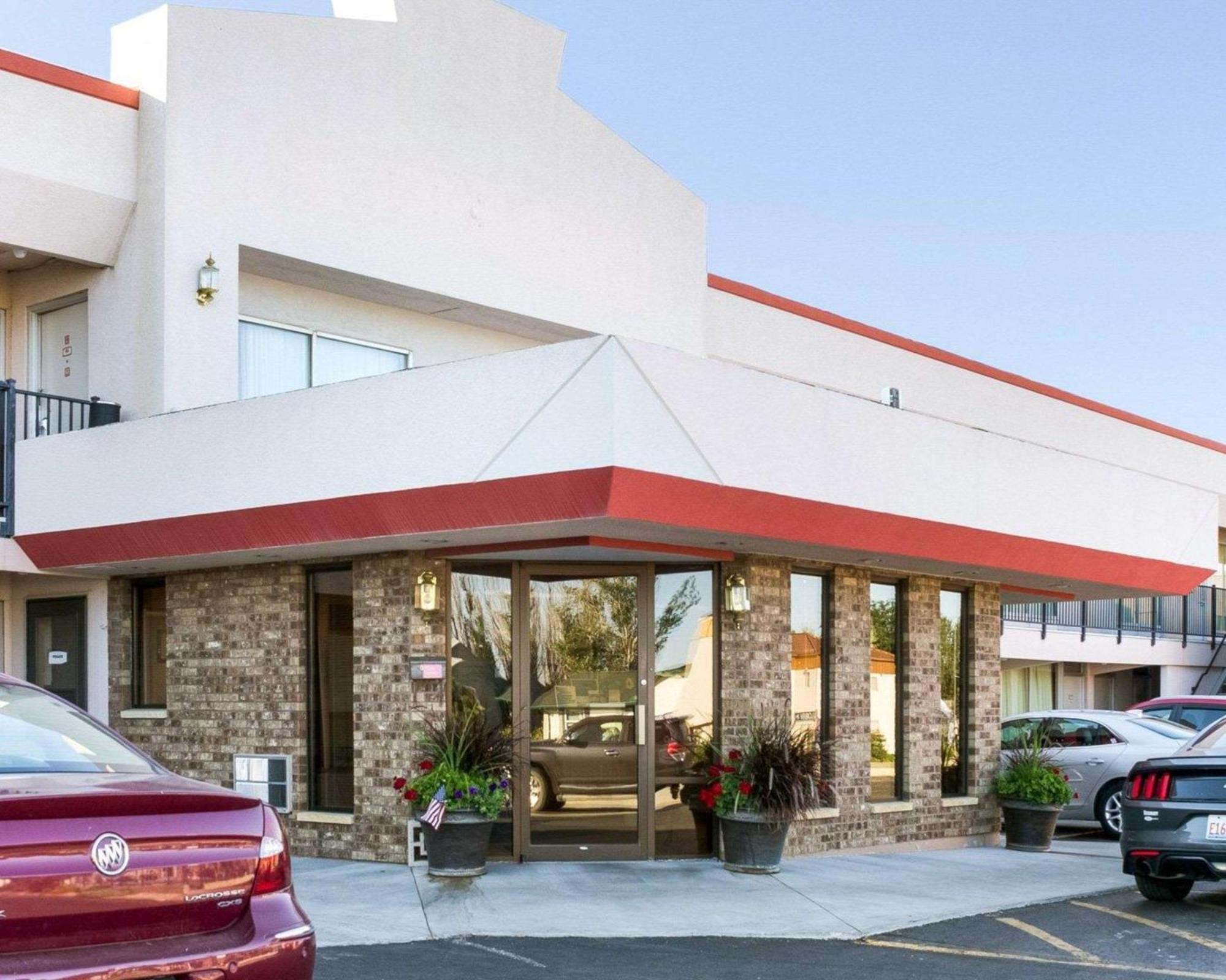 Econo Lodge Wall Exterior photo