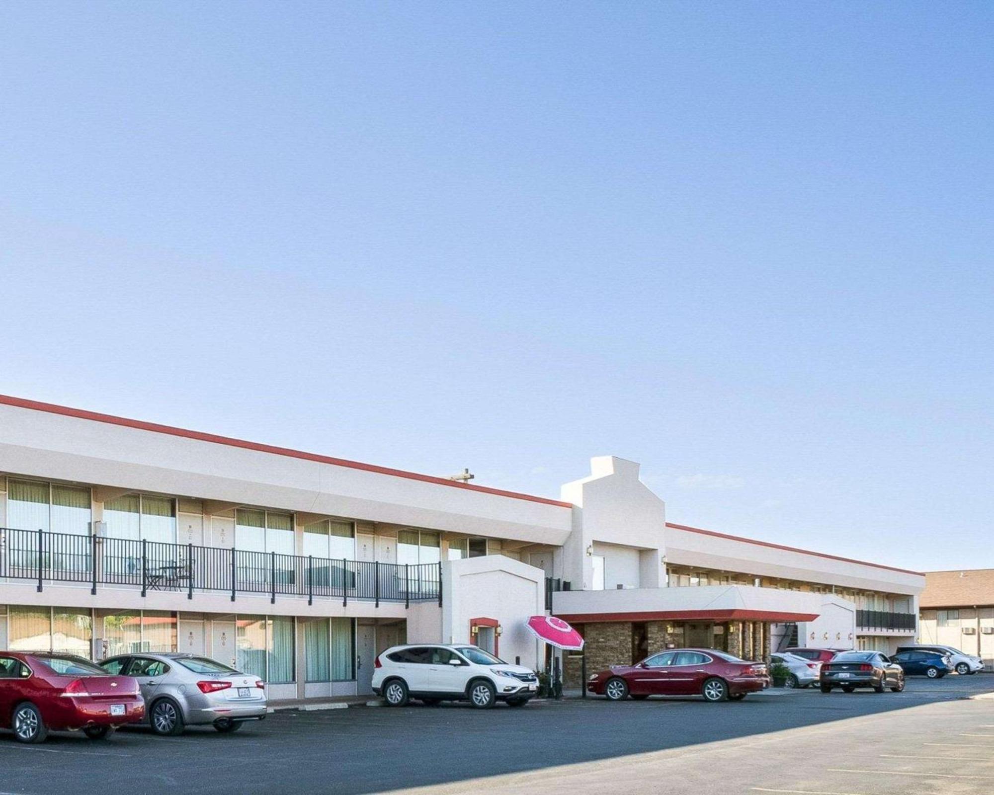 Econo Lodge Wall Exterior photo